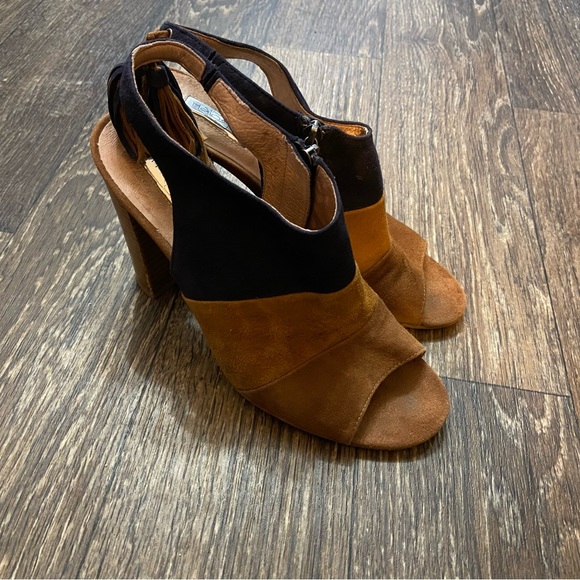 High heels sandals. Genuine leather inside, suede outside. 4.5” heel. Halogen. - Picture 2 of 8